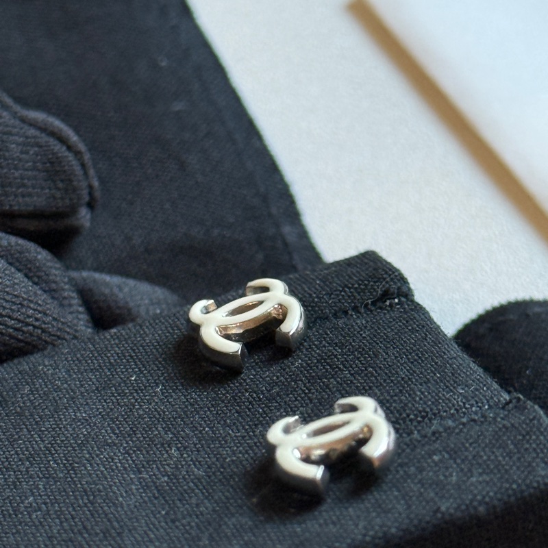 914intheair精品代購『二手有瑕疵』Chanel 雙C logo 白色琺瑯迷你耳釘-6