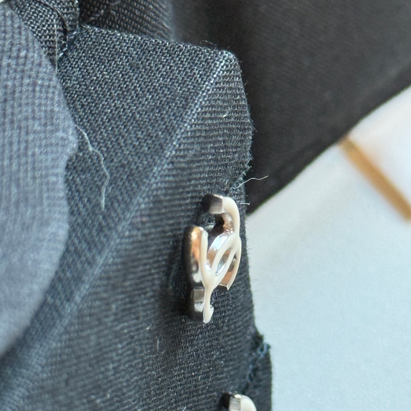 914intheair精品代購『二手有瑕疵』Chanel 雙C logo 白色琺瑯迷你耳釘-7