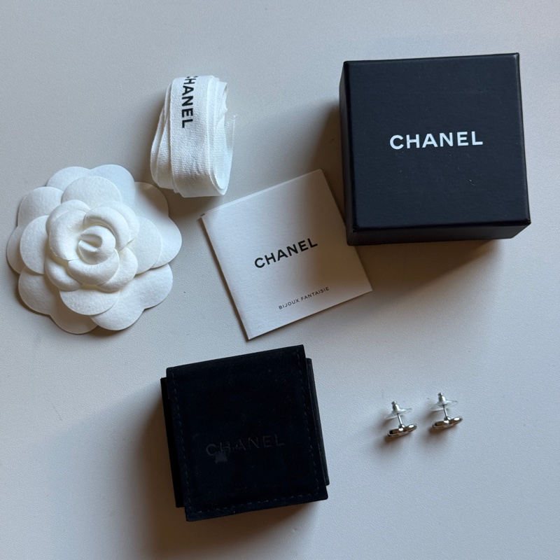 914intheair精品代購『二手有瑕疵』Chanel 雙C logo 白色琺瑯迷你耳釘-8