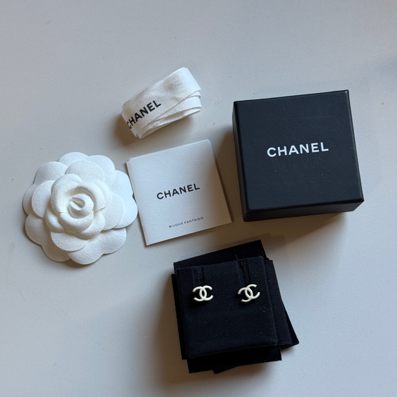 914intheair精品代購『二手有瑕疵』Chanel 雙C logo 白色琺瑯迷你耳釘-9