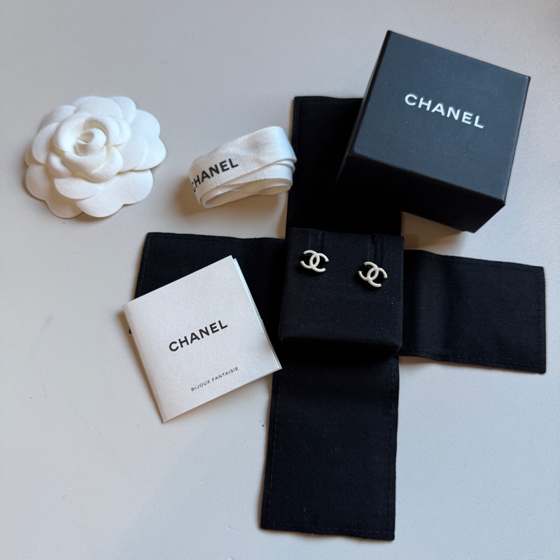 914intheair精品代購『二手有瑕疵』Chanel 雙C logo 白色琺瑯迷你耳釘-11