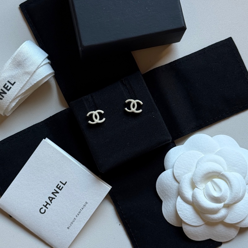 914intheair精品代購『二手有瑕疵』Chanel 雙C logo 白色琺瑯迷你耳釘-12