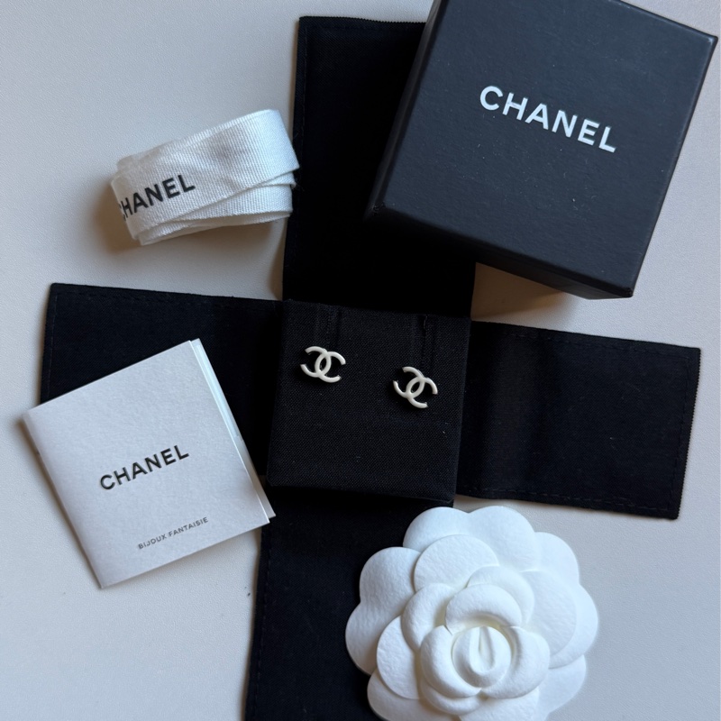 914intheair精品代購『二手有瑕疵』Chanel 雙C logo 白色琺瑯迷你耳釘-13