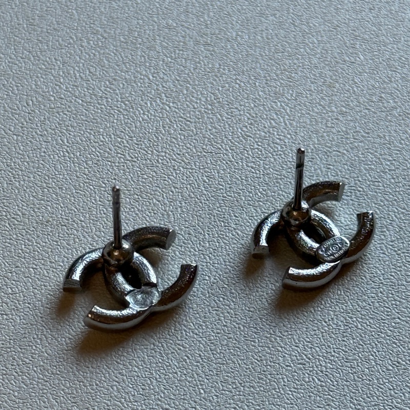 914intheair精品代購『二手有瑕疵』Chanel 雙C logo 白色琺瑯迷你耳釘-14