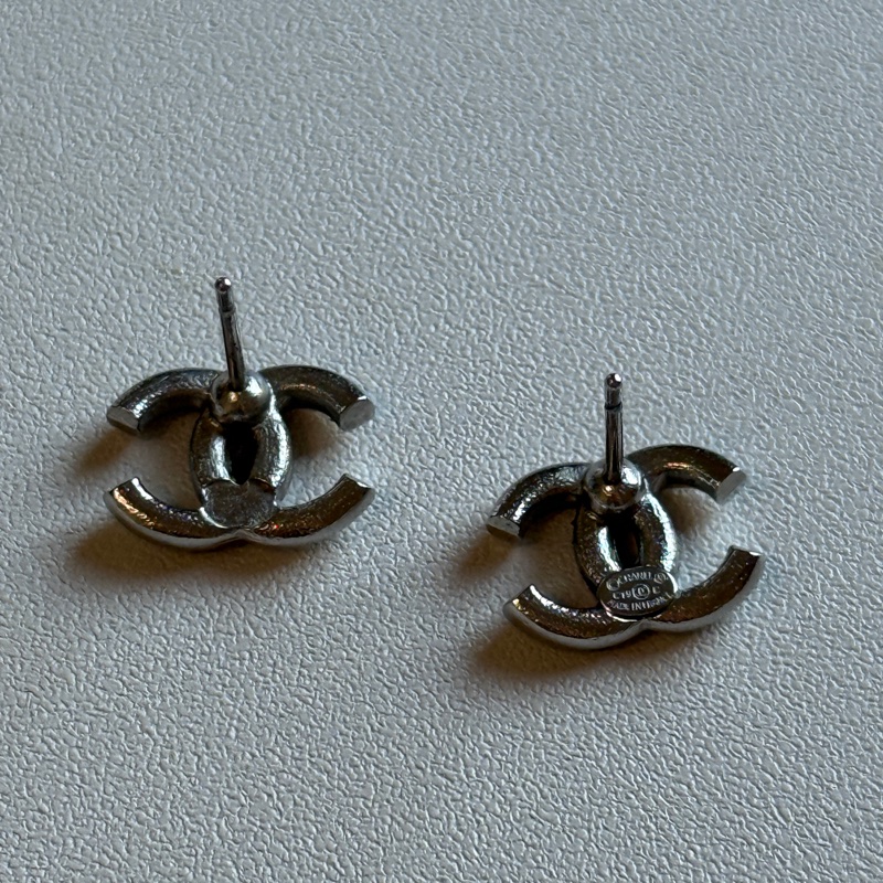 914intheair精品代購『二手有瑕疵』Chanel 雙C logo 白色琺瑯迷你耳釘-15