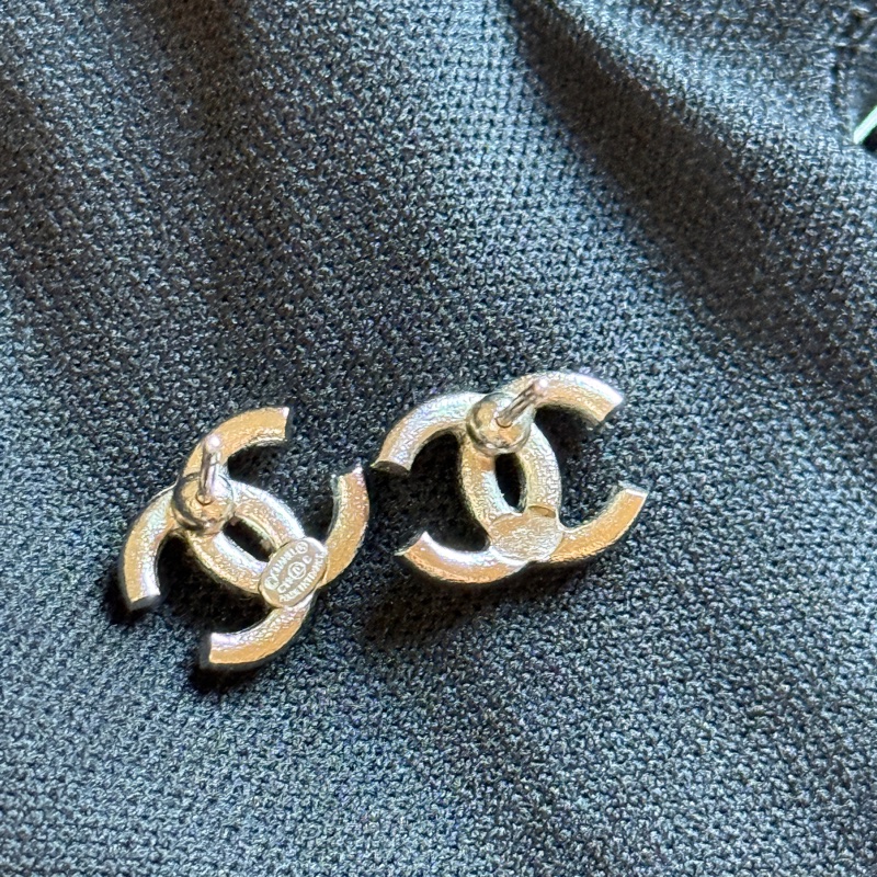 914intheair精品代購『二手有瑕疵』Chanel 雙C logo 白色琺瑯迷你耳釘-16