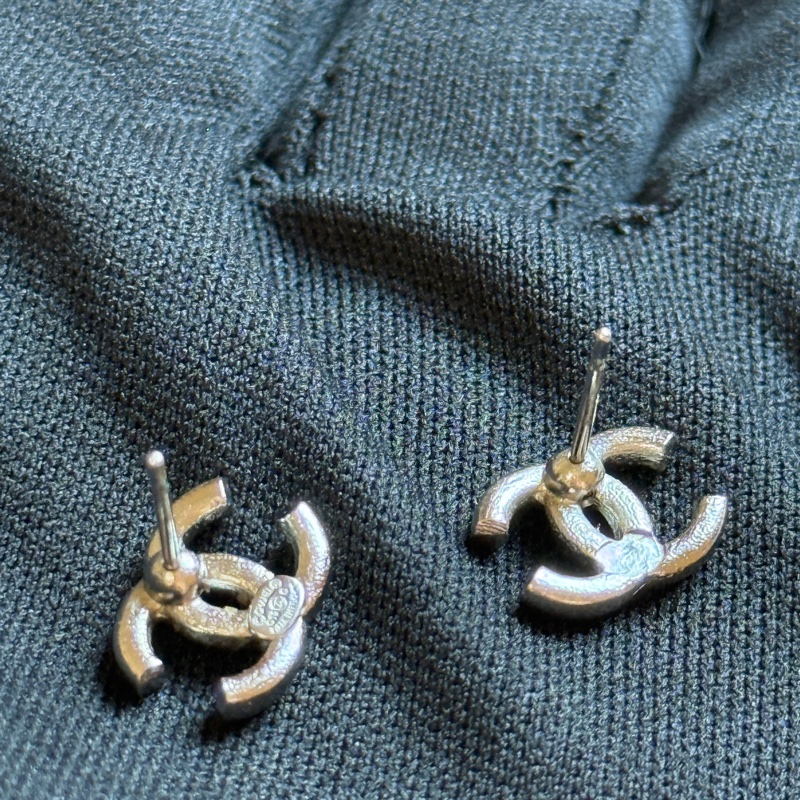 914intheair精品代購『二手有瑕疵』Chanel 雙C logo 白色琺瑯迷你耳釘-17