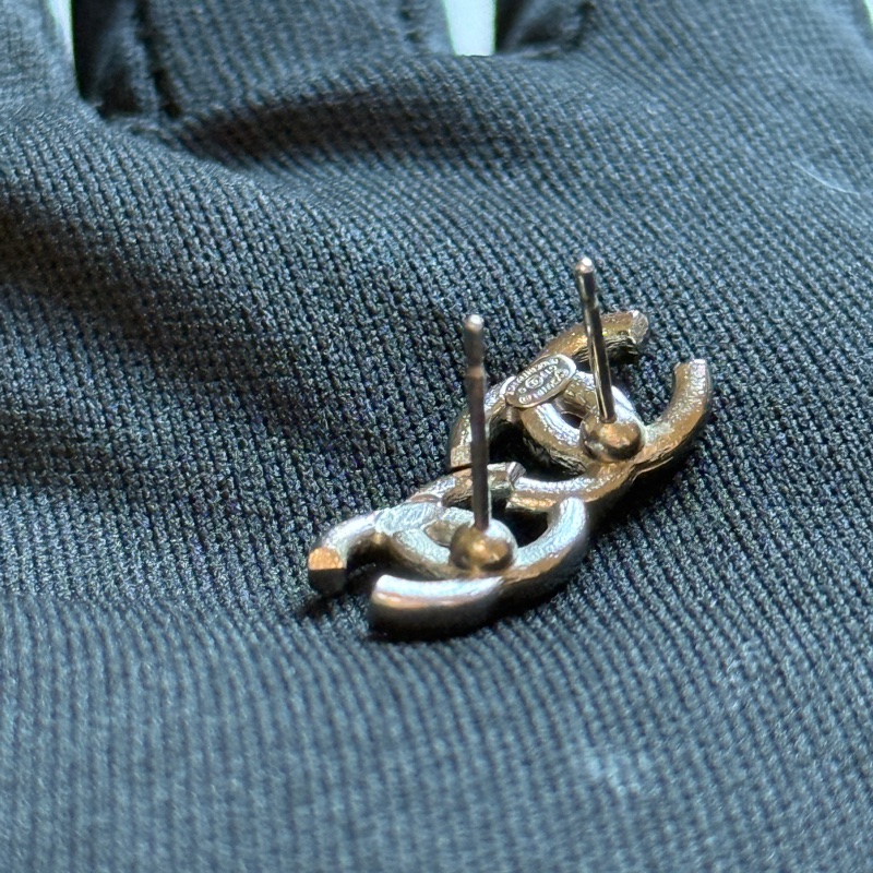 914intheair精品代購『二手有瑕疵』Chanel 雙C logo 白色琺瑯迷你耳釘-20