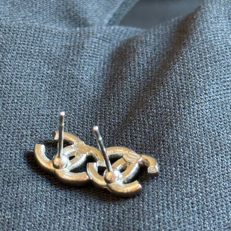 914intheair精品代購『二手有瑕疵』Chanel 雙C logo 白色琺瑯迷你耳釘-21