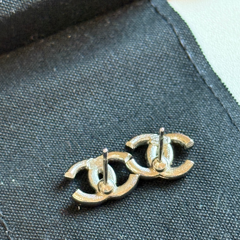 914intheair精品代購『二手有瑕疵』Chanel 雙C logo 白色琺瑯迷你耳釘-22