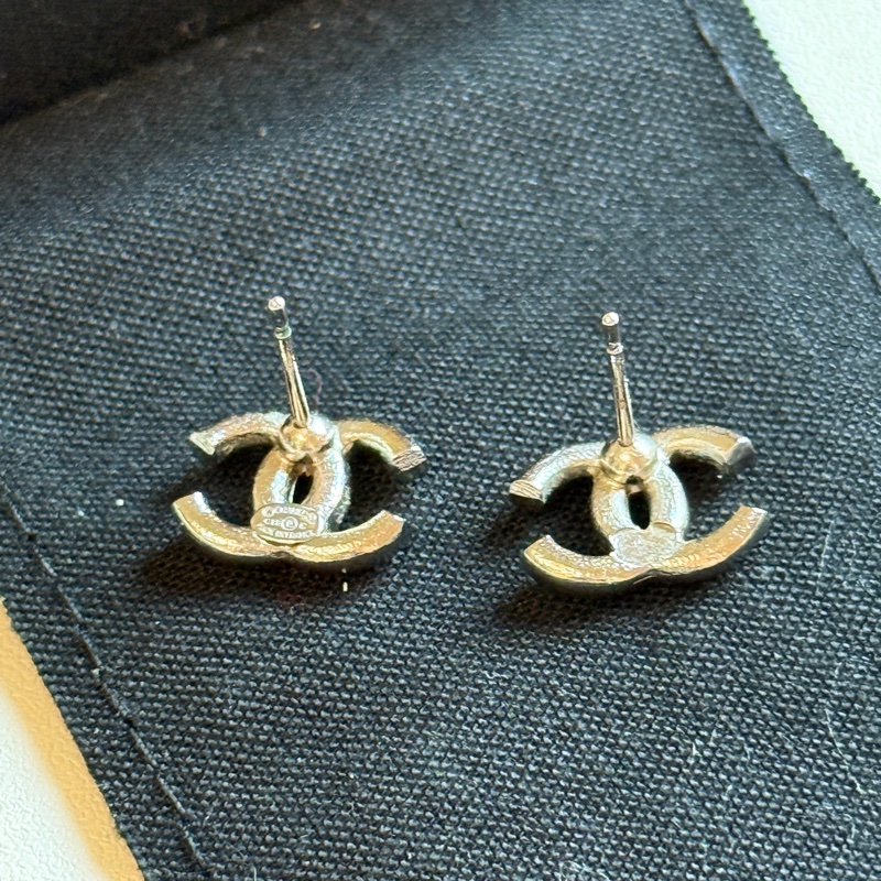 914intheair精品代購『二手有瑕疵』Chanel 雙C logo 白色琺瑯迷你耳釘-23