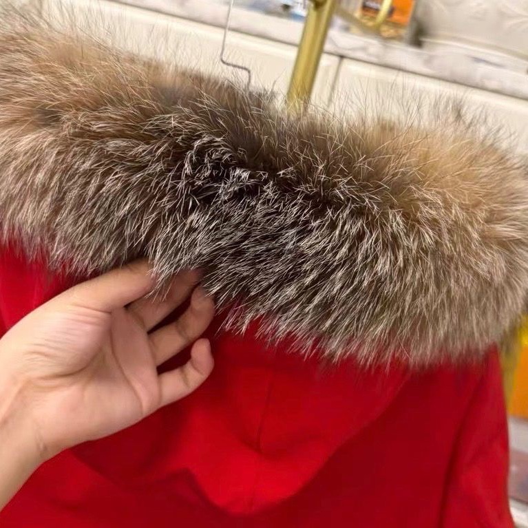 Moncler 羽絨外套紅色毛領courvite 1碼 98新配件塵袋衣架-3