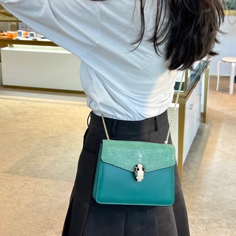 BVLGARI 綠色珍珠魚皮蛇頭肩背斜背包20*15*3.5 98新配件塵袋購證鏡子