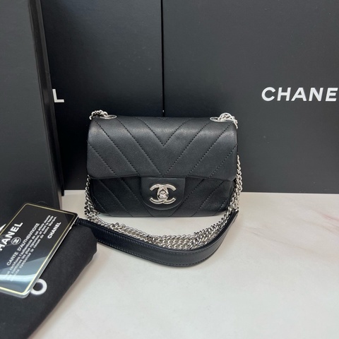 Chanel黑銀外縫V紋方胖