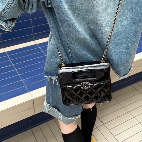 CHANEL黑金漆皮 口袋手提肩背斜背包20*17*8.5 98新配件盒子塵袋