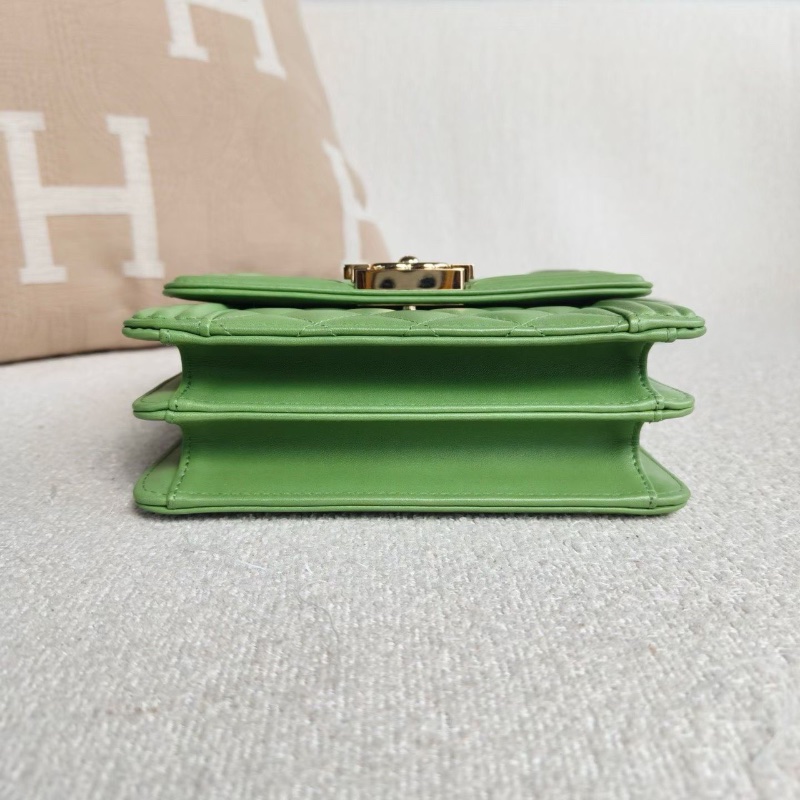 Chanel 竪版Leboy相機包綠色羊皮金扣20*16*5  99新配件塵袋保卡-4