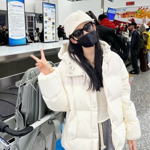 Moncler 新款淺杏拼接羽絨外套99新配件塵袋衣架