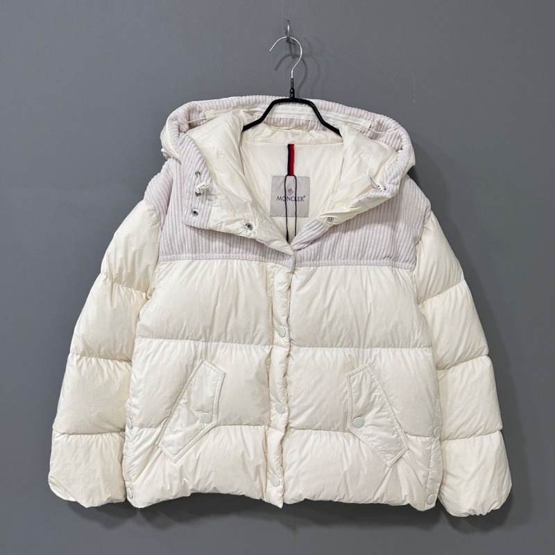 Moncler 新款淺杏拼接羽絨外套99新配件塵袋衣架-1