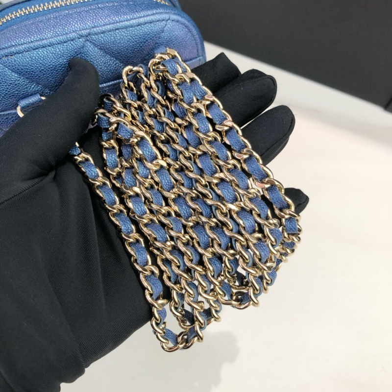 Chanel藍色珠光手機包-6