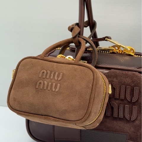🉑斜背🉑當包掛 #全新全配🈶台灣購證 #專櫃原價5️⃣萬 Miumiu麂皮棕色保齡球包