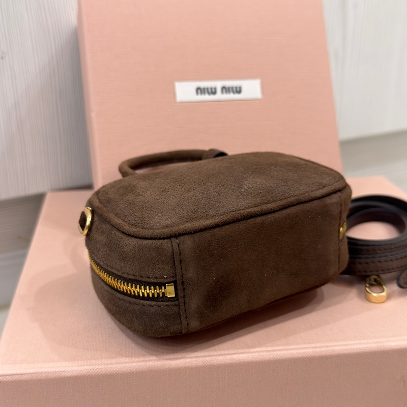 🉑斜背🉑當包掛 #全新全配🈶台灣購證 #專櫃原價5️⃣萬 Miumiu麂皮棕色保齡球包-13