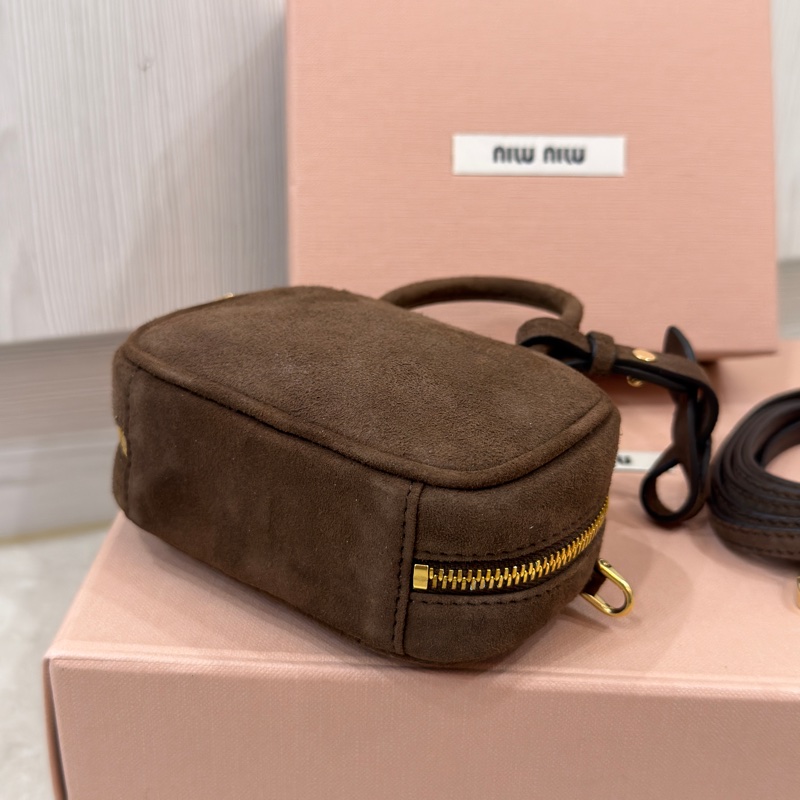 🉑斜背🉑當包掛 #全新全配🈶台灣購證 #專櫃原價5️⃣萬 Miumiu麂皮棕色保齡球包-15