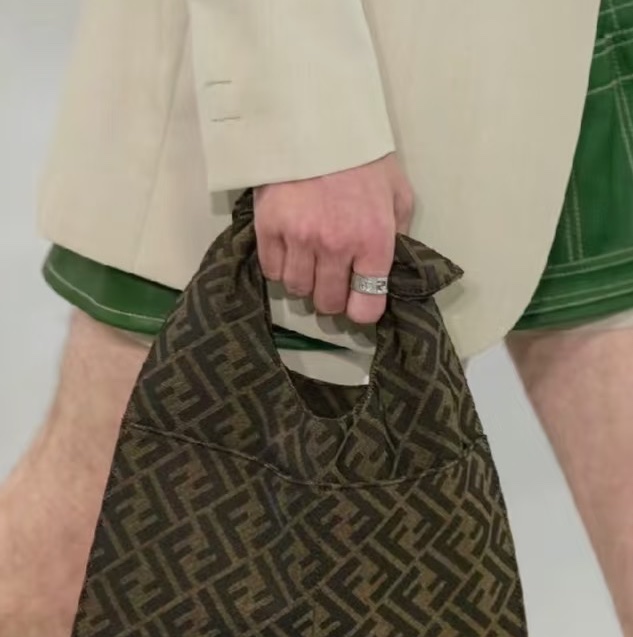 #全新全配🈶購證 #秀款（男女同款） Fendi經典老花菜籃子手提包-2