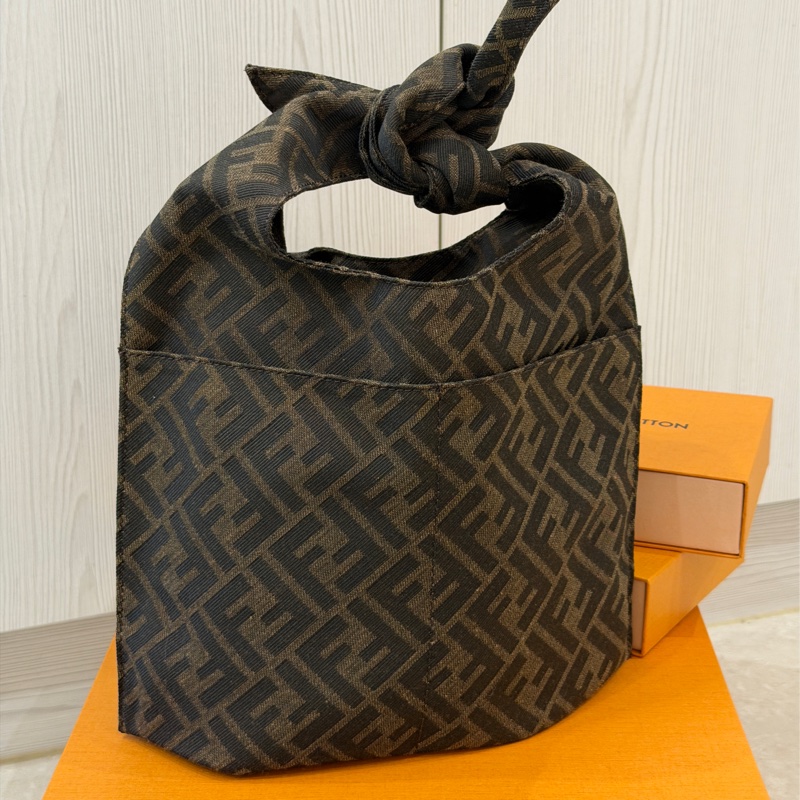 #全新全配🈶購證 #秀款（男女同款） Fendi經典老花菜籃子手提包-8