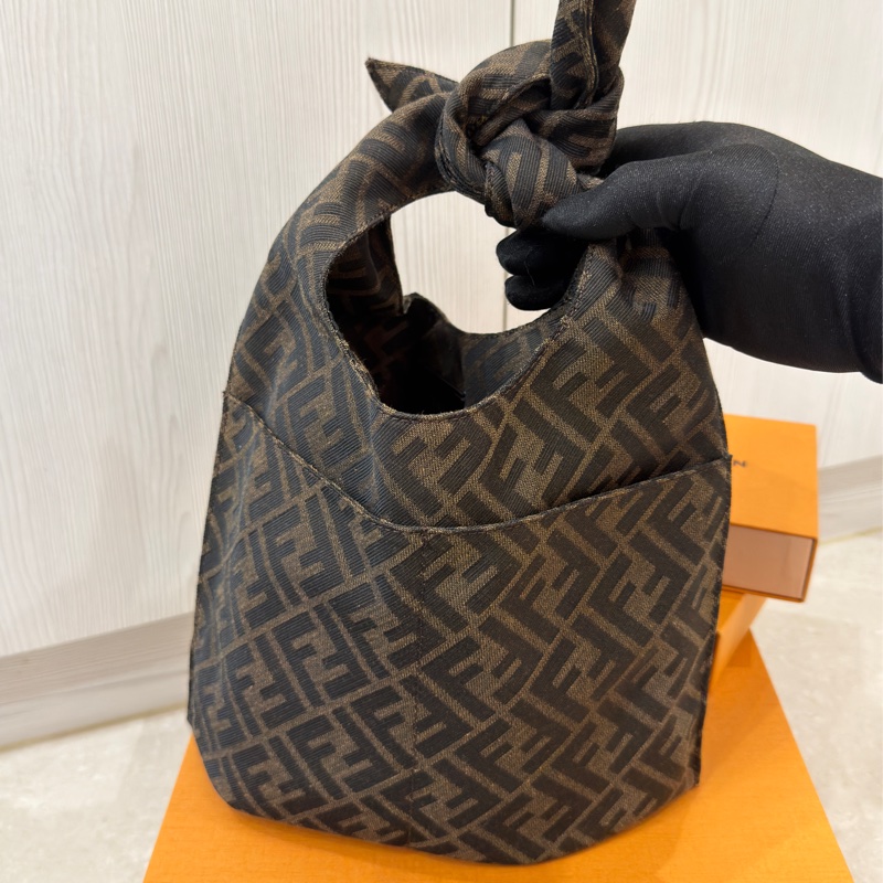 #全新全配🈶購證 #秀款（男女同款） Fendi經典老花菜籃子手提包-9