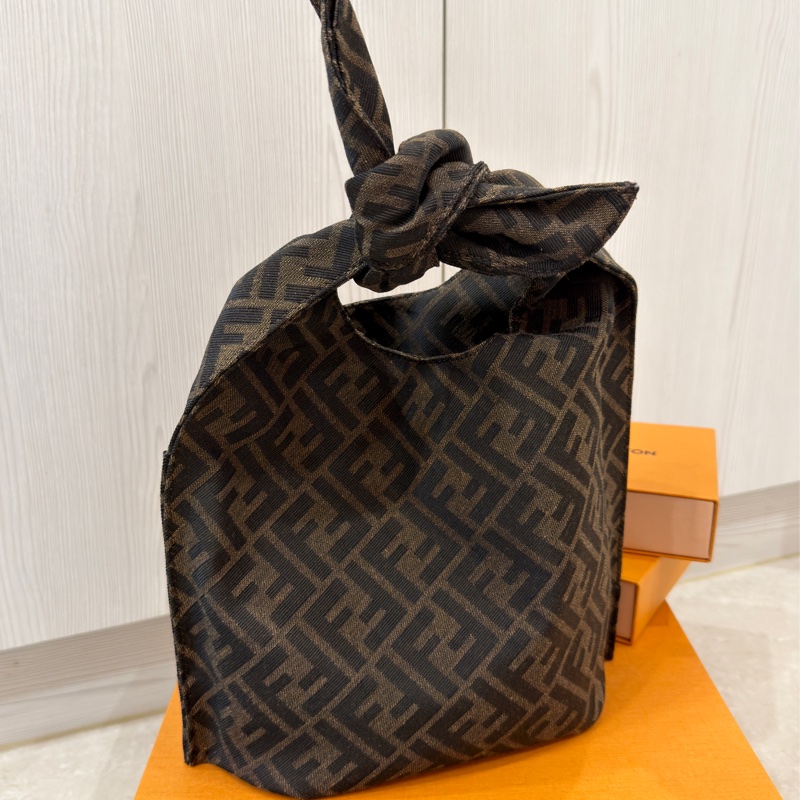 #全新全配🈶購證 #秀款（男女同款） Fendi經典老花菜籃子手提包-10