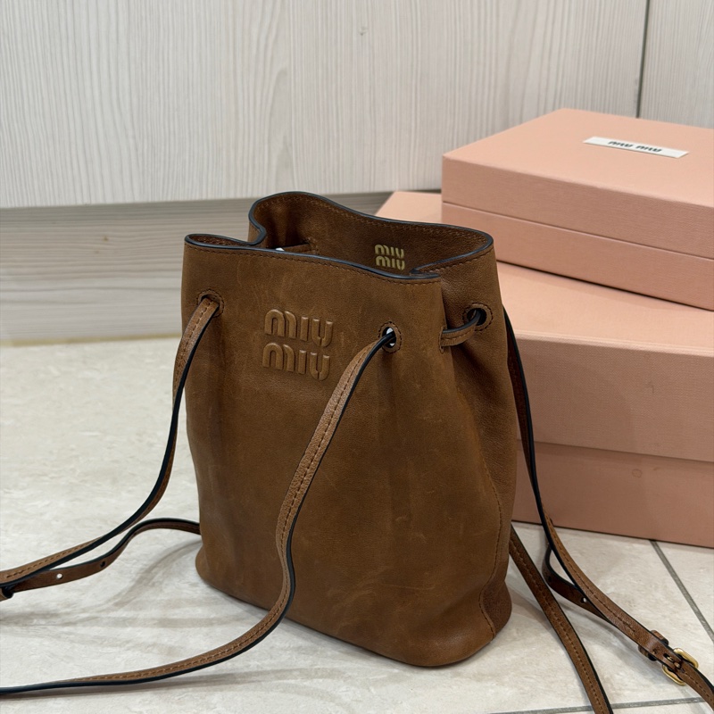 #大全配🈶台灣購證 #全新🉑送禮 Miumiu焦糖棕水桶斜挎包-9