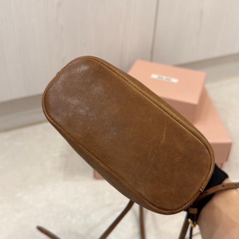 #大全配🈶台灣購證 #全新🉑送禮 Miumiu焦糖棕水桶斜挎包-12