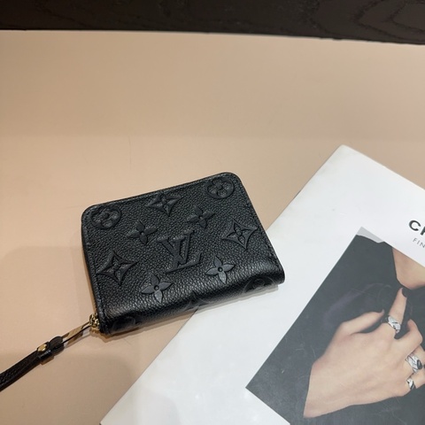 LV 黑牛皮壓紋金釦ㄇ拉短夾