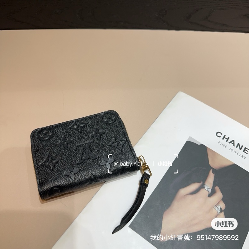 LV 黑牛皮壓紋金釦ㄇ拉短夾-1