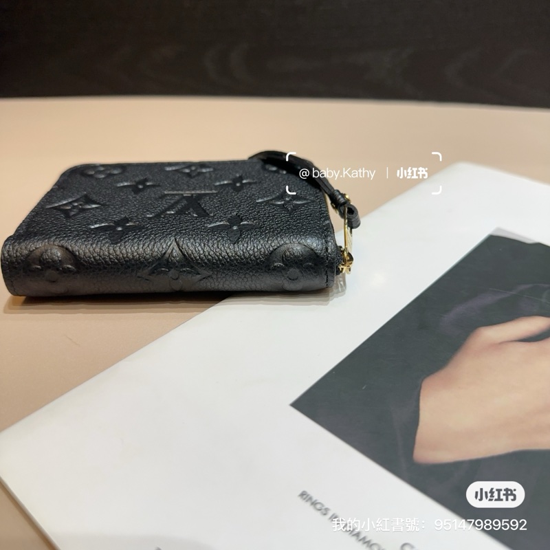 LV 黑牛皮壓紋金釦ㄇ拉短夾-2