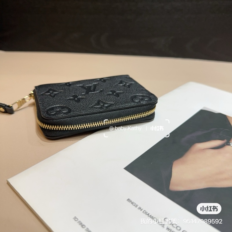 LV 黑牛皮壓紋金釦ㄇ拉短夾-3