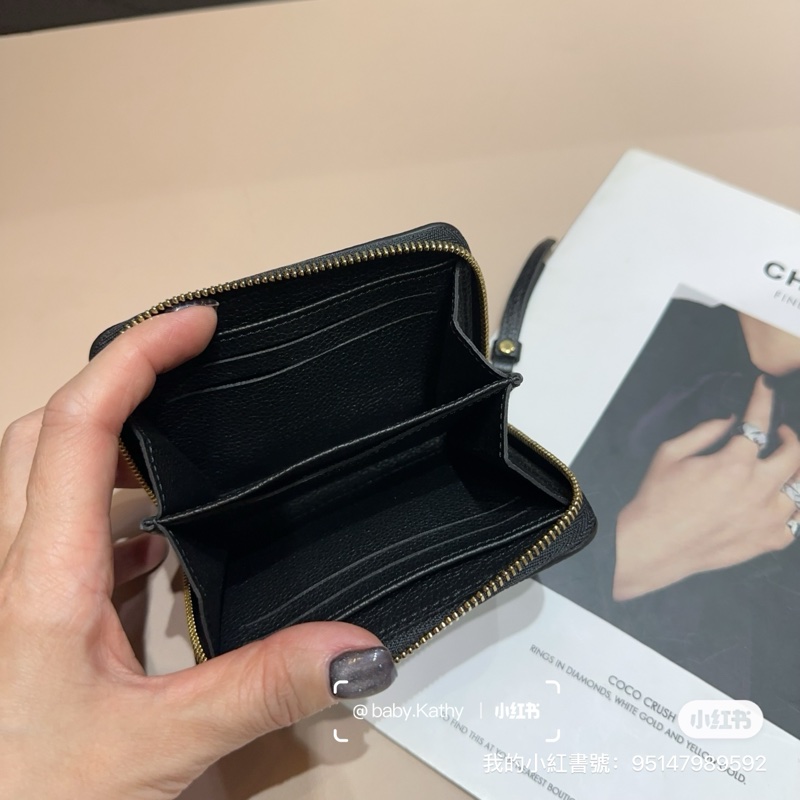 LV 黑牛皮壓紋金釦ㄇ拉短夾-5