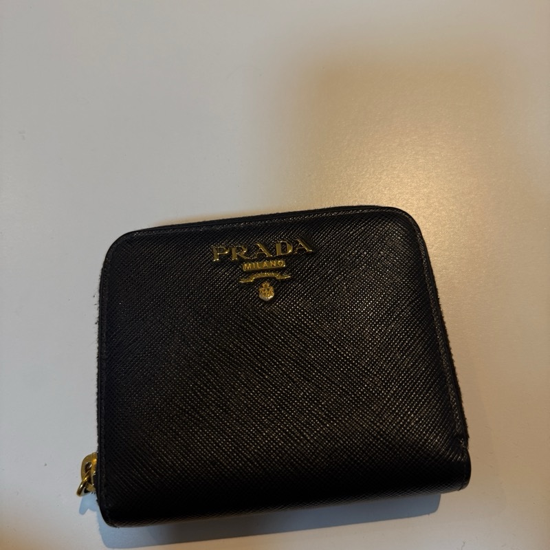 PRADA Saffiano 金字防刮牛皮拉鍊短夾(黑色)-9