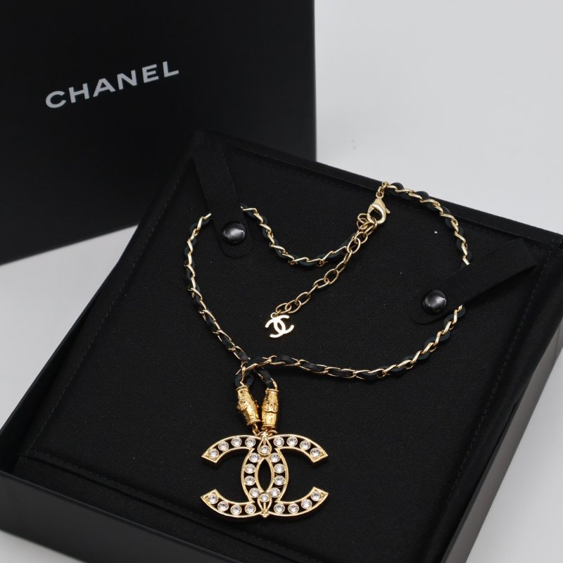 CHANEL 23A縷空雙C水鑽皮穿鍊項鍊-0