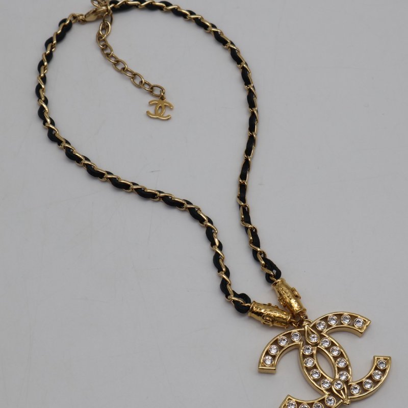 CHANEL 23A縷空雙C水鑽皮穿鍊項鍊-1