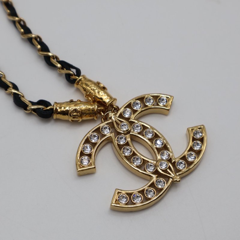 CHANEL 23A縷空雙C水鑽皮穿鍊項鍊-2