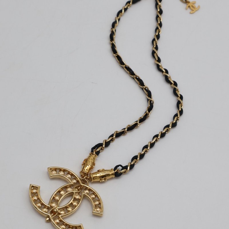 CHANEL 23A縷空雙C水鑽皮穿鍊項鍊-3