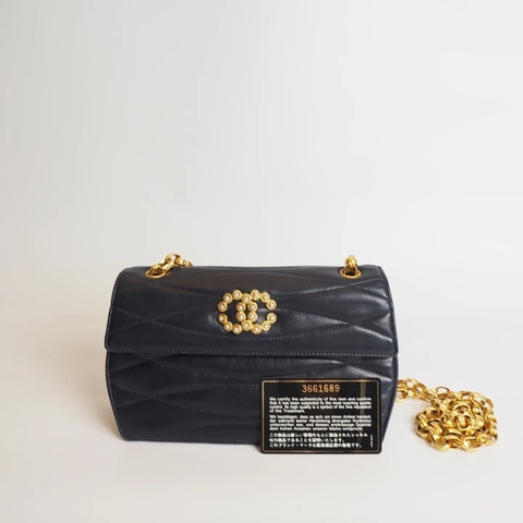 CHANEL深海藍羊皮雕花鍊珍珠釦