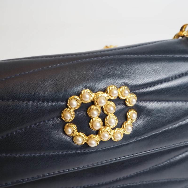 CHANEL深海藍羊皮雕花鍊珍珠釦-2