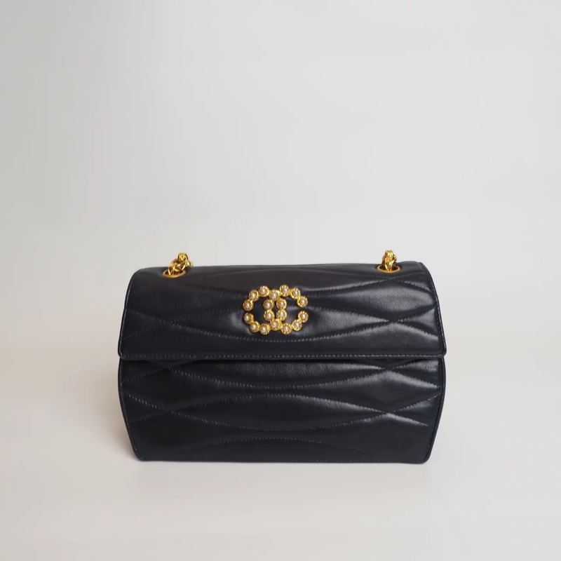 CHANEL深海藍羊皮雕花鍊珍珠釦-5