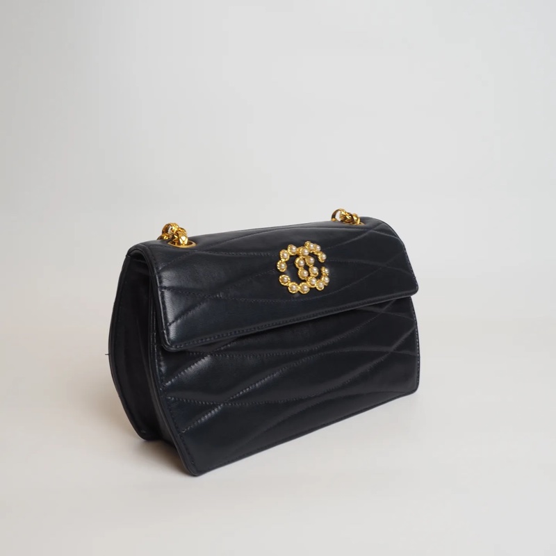 CHANEL深海藍羊皮雕花鍊珍珠釦-6