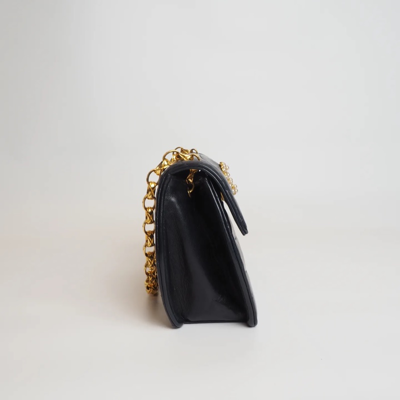 CHANEL深海藍羊皮雕花鍊珍珠釦-7