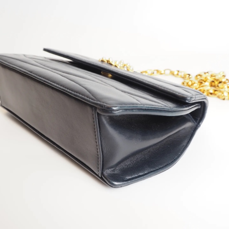 CHANEL深海藍羊皮雕花鍊珍珠釦-10