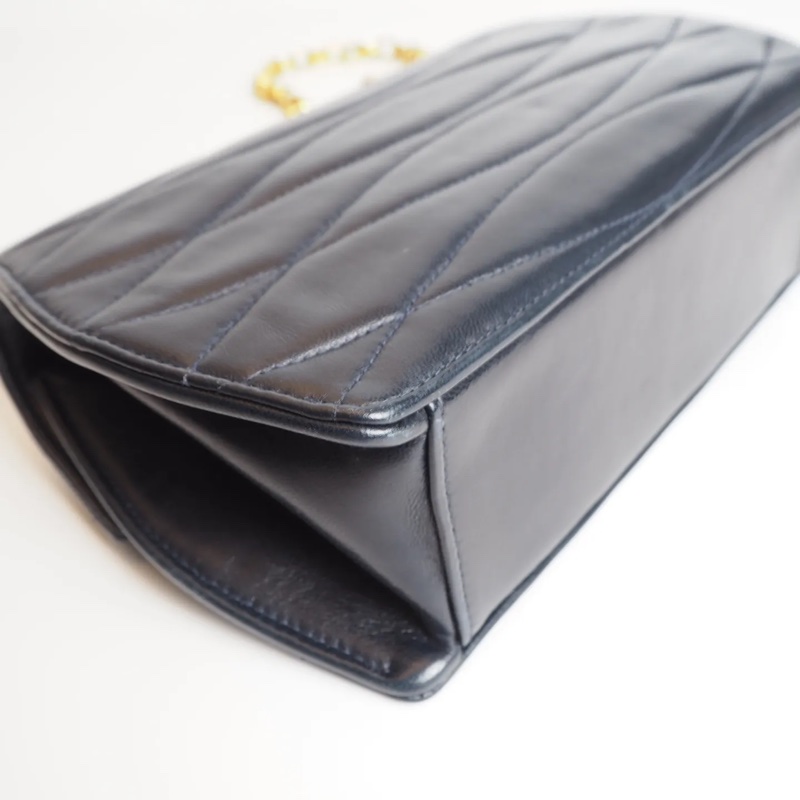 CHANEL深海藍羊皮雕花鍊珍珠釦-11