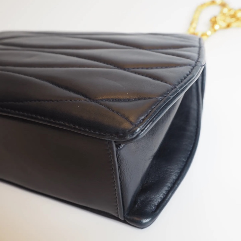 CHANEL深海藍羊皮雕花鍊珍珠釦-12